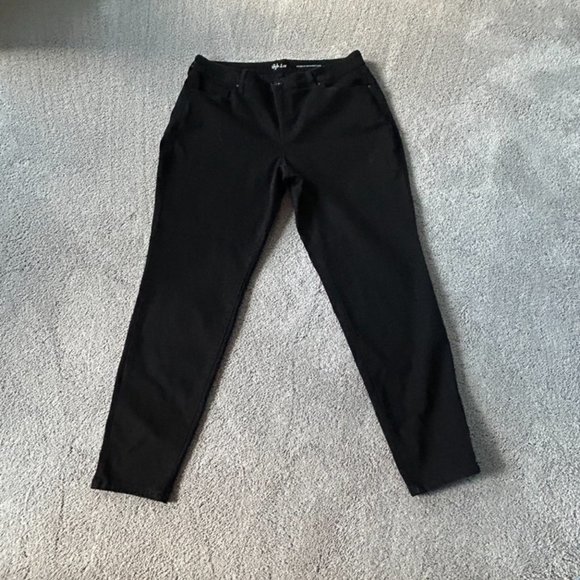 Style & Co. Black Curvy Skinny Leg Jeans -size 16 - Picture 2 of 10